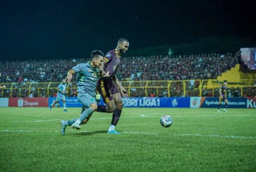 Persebaya Kalah Telak Lawan PSM Makassar, Aji Santoso Bela Anak Asuhnya - GenPI.co JATIM