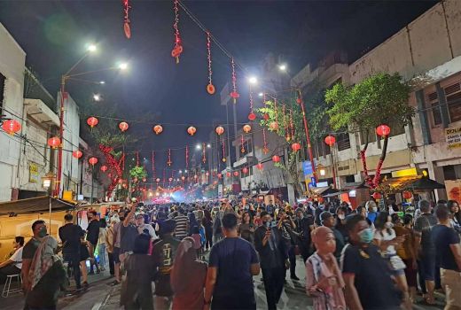 Barongsai Buka Wisata Kya-Kya Kembang Jepun, Warga Sambut Antusias - GenPI.co JATIM