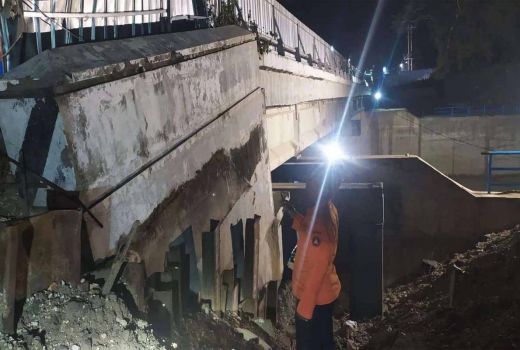 Hujan Deras, Jembatan Penghubung Bojonegoro, Nganjuk Longsor - GenPI.co JATIM