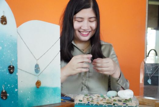 Keren Banget, Mahasiswa UK Petra Sulap Limbah Kaca jadi Pernak Pernik Cantik - GenPI.co JATIM