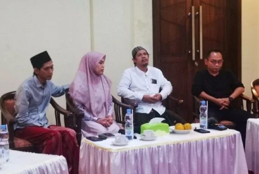 Momen Gus Riqfil Kuatkan Ning Imaz, Tampak Tegar - GenPI.co JATIM