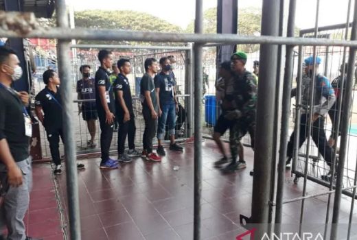 Menyusup, Puluhan Orang Diduga Aremania Diamankan saat Laga Persik vs Arema FC - GenPI.co JATIM