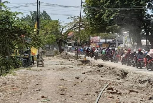 Warga Krian Sidoarjo Harap Bersabar Dulu Melintas di Jalan Kyai Mojo - GenPI.co JATIM