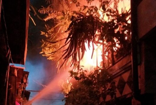 Kebakaran di Surabaya, Pemilik Rumah Terluka - GenPI.co JATIM