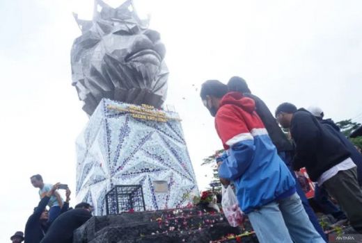 Lakukan Tabur Bunga di Stadion Kanjuruhan, Aremania: Kami Sedih - GenPI.co JATIM