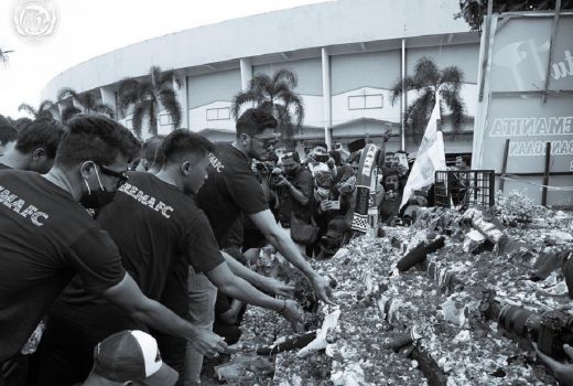 Kunjungi Stadion Kanjuruhan, Tangis Pemain Arema FC Tak Terbendung - GenPI.co JATIM