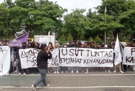 Ratusan Mahasiswa UINSA Geruduk Polda Jatim Bawa Pesan untuk Kapolri - GenPI.co JATIM