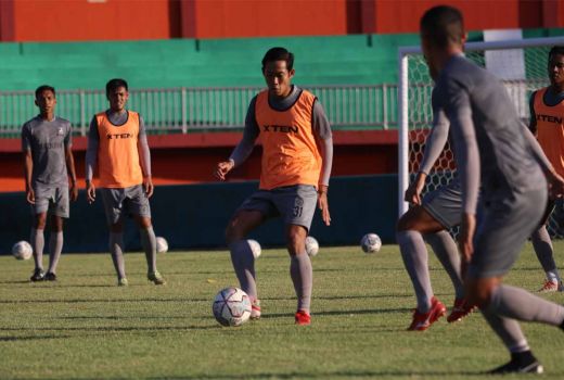 Liga 1 Tunda 2 Minggu Kompetisi, Madura United Tetap Latihan - GenPI.co JATIM