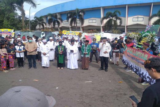 Doa Bersama Lintas Agama di Stadion Kanjuruhan, Jadi Momentum Kuatkan Kerukunan - GenPI.co JATIM