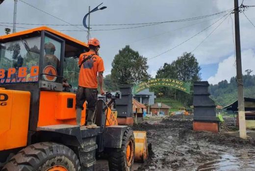Alat Berat Mulai Bersihkan Material Longsor di 2 Desa Tengger, Lumajang - GenPI.co JATIM