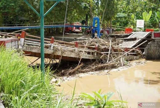 74 Titik Tanah Longsor di Trenggalek Sebabkan Rumah Warga Rusak - GenPI.co JATIM