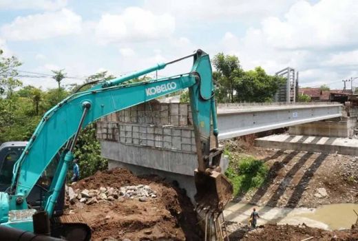 Pembangunan Molor, Pemkab Kediri Tegur Keras Pelaksana Proyek Jembatan Ngadi - GenPI.co JATIM