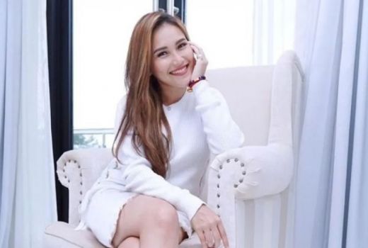Diisukan Dekat dengan Victor Agustino, Ayu Ting Ting Justru Bilang Begini - GenPI.co JATIM