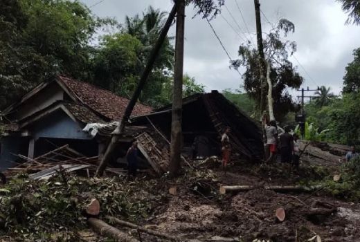Longsor di Jember Timbun 2 Rumah, Kondisinya Rusak Berat - GenPI.co JATIM
