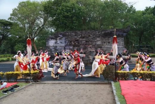 148 Penari ISI Denpasar Penuhi Pelataran Candi Tegowangi Kediri - GenPI.co JATIM