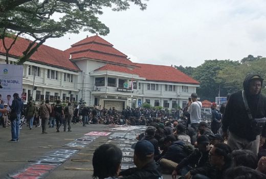 Aremania Lakukan Aksi Diam di Depan Balai Kota Malang, ini Tuntutannya - GenPI.co JATIM