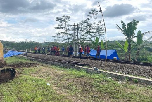 Jalur Kereta Api Kelongsoran, KAI Daop 8 Surabaya Normalisasi Jalur - GenPI.co JATIM