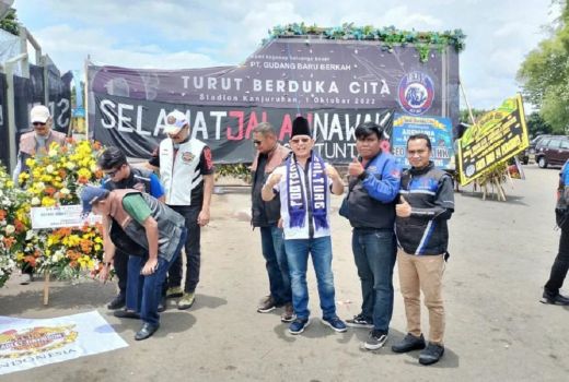 HDCI dan FOM Gelar Aksi Solidaritas Kepada Korban Tragedi Kanjuruhan - GenPI.co JATIM