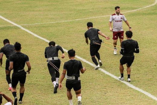 Cara Pelatih Madura United Menjaga Kondisi Psikis Pemain - GenPI.co JATIM