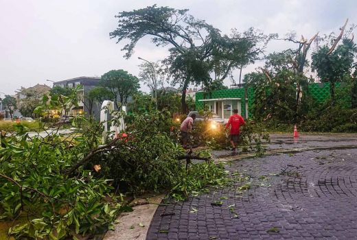 Hujan Disertai Angin Puting Beliung Rusak Perumahan Mewah di Sidoarjo - GenPI.co JATIM