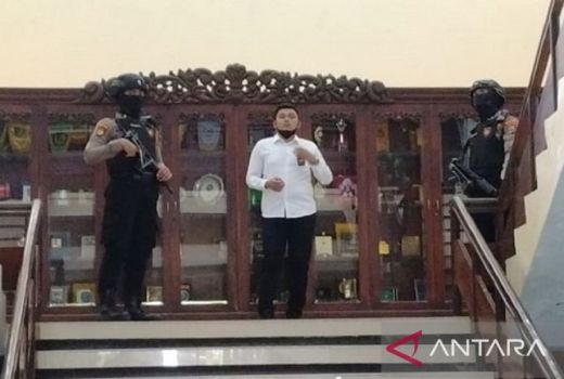 Ruang Kerja Bupati Bangkalan Digeledah KPK, 4 Koper Dibawa - GenPI.co JATIM