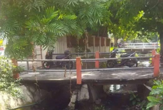 Jembatan SD di Semolowaru, Surabaya Kondisinya Mengkhawatirkan - GenPI.co JATIM