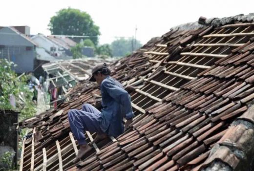 631 Rumah di Sidoarjo Rusak Akibat Cuaca Ekstrem, Bupati: Di Luar Dugaan - GenPI.co JATIM