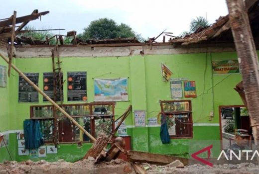 3 Kelas SDN Gugut Jember Ambrol, 48 Siswa Belajar Darurat - GenPI.co JATIM