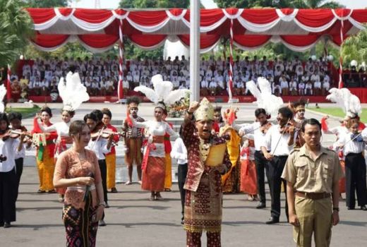 Peringatan Sumpah Pemuda 2022, Eri Cahyadi Bacakan Puisi, Pesannya Dalam - GenPI.co JATIM