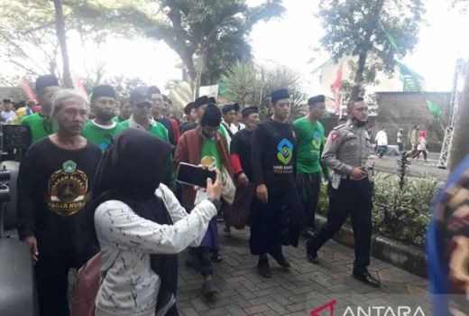 Unik! Puluhan Santri di Kediri Gelar Jalan Sehat Sarungan - GenPI.co JATIM