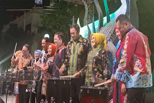 Lenggak-Lenggok 5 Kepala Daerah, Ramaikan Karnaval Nang Tunjungan - GenPI.co JATIM
