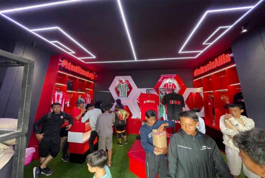 Baru Buka Toko Resmi, Deltamania Langsung Borong Kaus - GenPI.co JATIM