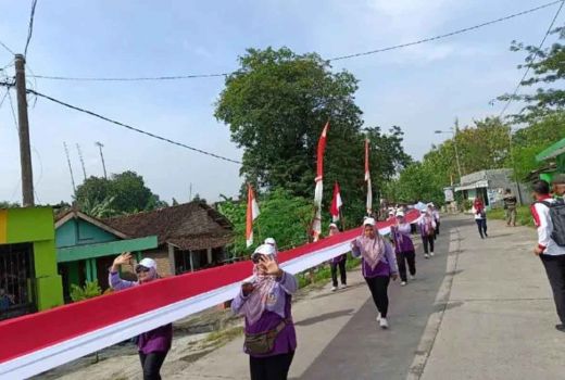 Hari Pahlawan, Warga Mojokerto Buat Bendera Merah Putih 2.022 Meter, Panjang Banget! - GenPI.co JATIM