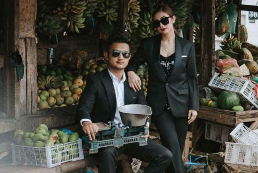 Crazy Rich Surabaya Borong Dagangan Ibu Penjual Nasi Bungkus Buat Berobat Anak - GenPI.co JATIM