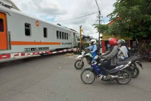 Kronologi KA Kertanegara Mogok di Tengah Perlintasan, Jalan Tulungagung Macet - GenPI.co JATIM