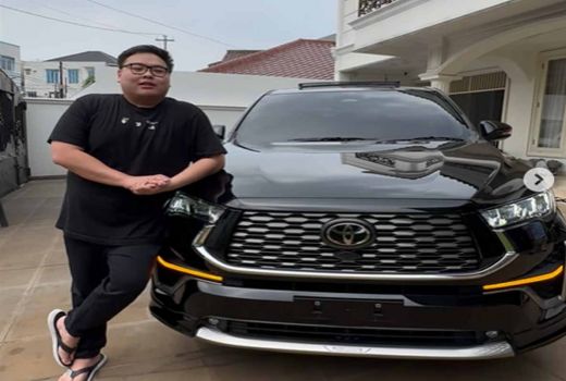 Edan! Baru Keluar Dealer, Crazy Rich Surabaya Lelang Innova Zenix Hybrid - GenPI.co JATIM