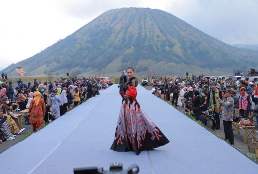 11 Desainer Ambil Bagian Fashion Show di Lautan Pasir Gunung Bromo - GenPI.co JATIM