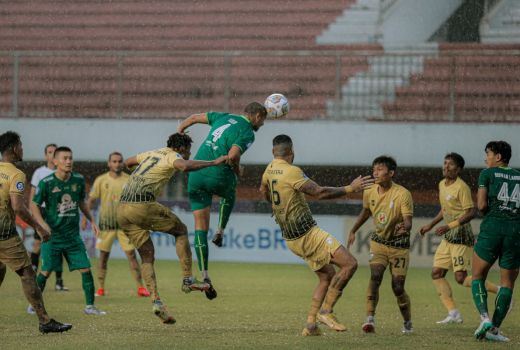 Bek Persebaya Tampil Moncer Lawan Barito Putera, Aji Santoso Bongkar Rahasianya - GenPI.co JATIM