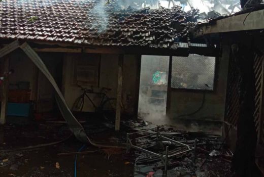 Kronologi Kebakaran Rumah Surabaya, 1 Korban Terluka, 14 Unit Damkar Dikerahkan - GenPI.co JATIM