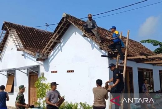 Puting Beliung di Madiun Hancurkan Atap Rumah, 1 Warga Terluka - GenPI.co JATIM