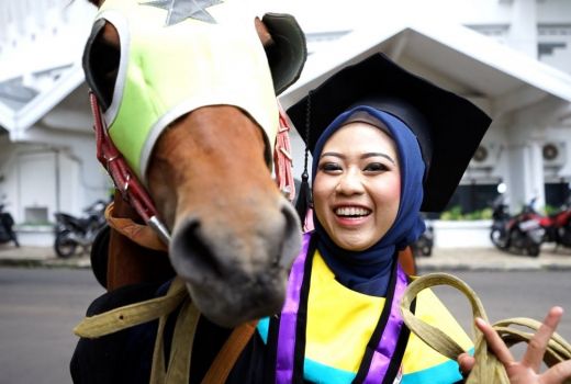 Unik, Mahasiswa UMM Hadiri Wisuda Menggunakan Kuda - GenPI.co JATIM