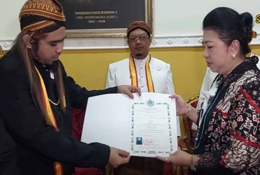 Masih Ingat Gus Samsudin? Dia Baru Saja Dapat Gelar Tumenggung Keraton Solo - GenPI.co JATIM