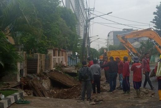 Jalan Pakis Argosari Surabaya Ambles, Warga Dibuat Heran - GenPI.co JATIM