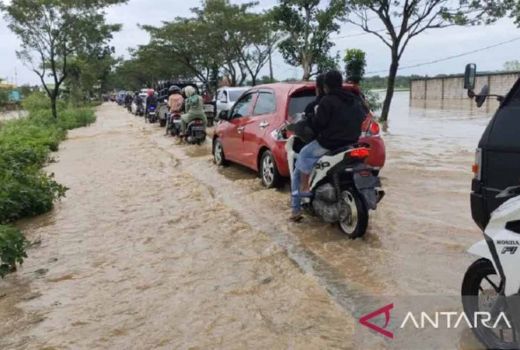Jalan Nasional Sampang-Bangkalan Terendam Banjir, Lalu Lintas Macet Total - GenPI.co JATIM