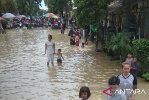Madura Dikepung Banjir, 4 Kabupaten Tergenang, Hindari Area Berikut - GenPI.co JATIM