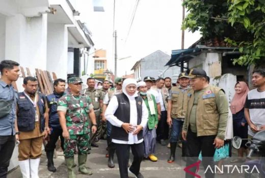 Gubernur Jawa Timur Beri Bantuan Sembako, Bantu Korban Banjir Sampang - GenPI.co JATIM