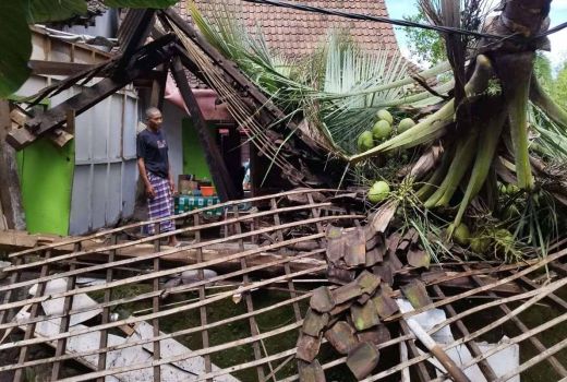 Nelangsa, Rumah Kakek di Banyuwangi Hancur Tertimpa Pohon Kelapa Akibat Cuaca Ekstrem - GenPI.co JATIM