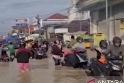 Hujan Deras, Bangkalan Banjir dan Macet Panjang di Jalan Nasional Madura - GenPI.co JATIM