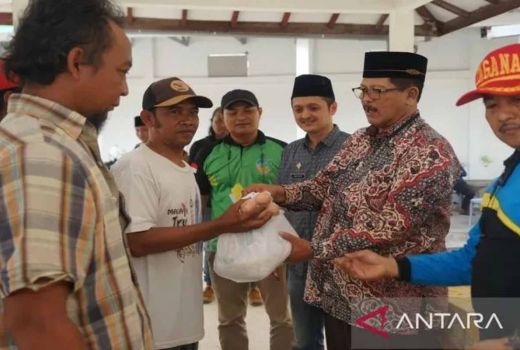 Tak Bisa Melaut, Puluhan Nelayan dapat Bantuan Pemkab Bangkalan - GenPI.co JATIM