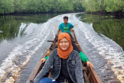 Mental Tangguh, Resti Mantri BRI Layani Masyarakat Sungai Guntung - GenPI.co JATIM